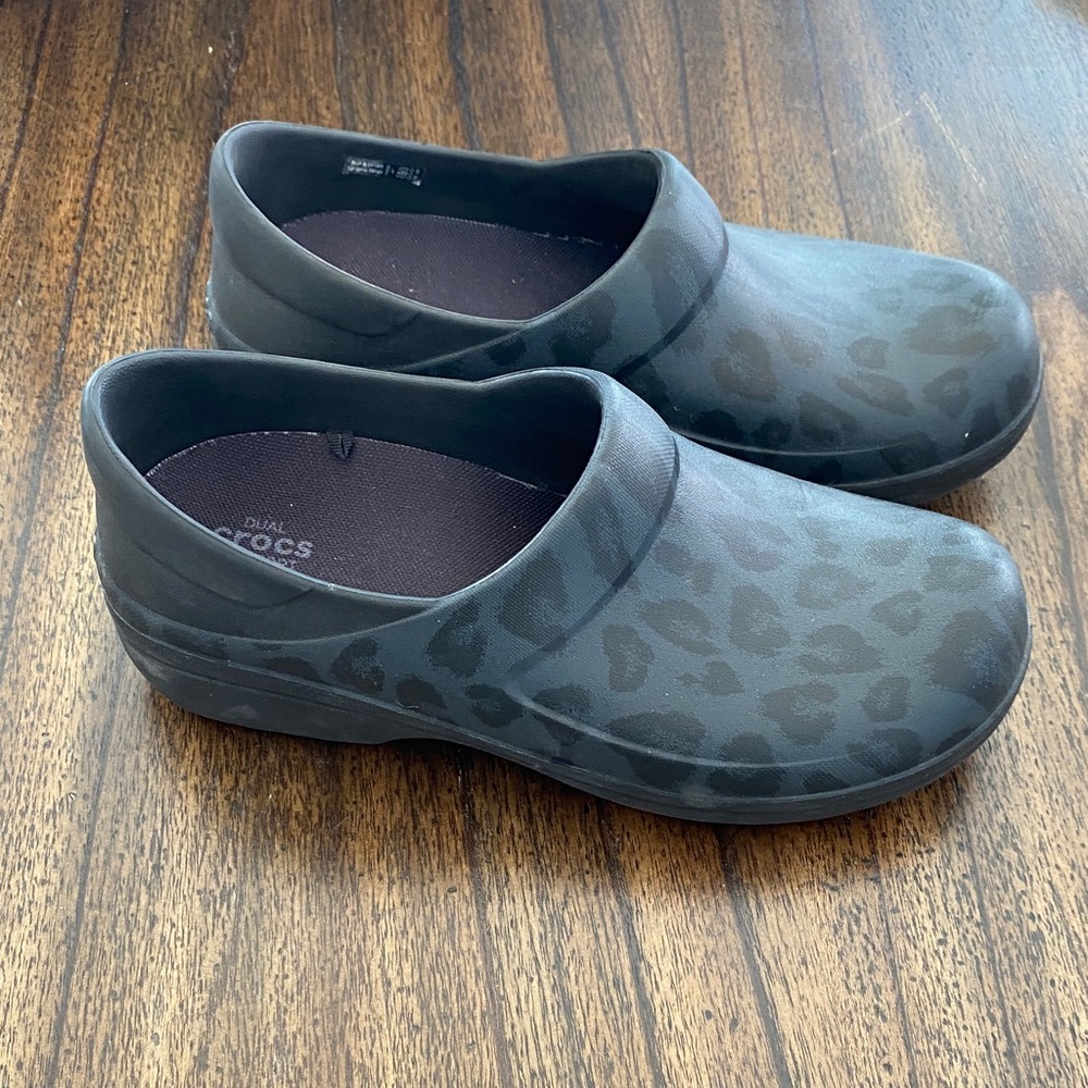Crocs Women’s Leopard Neria Pro II Slip-Resistant Work Clogs | Size 9